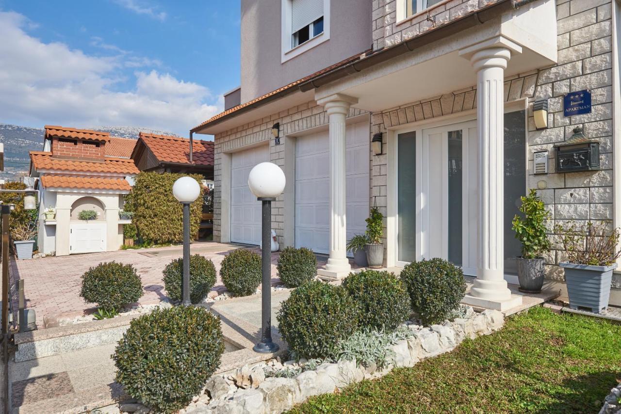 Apartments Lovric With Sea View Kaštela Exteriér fotografie