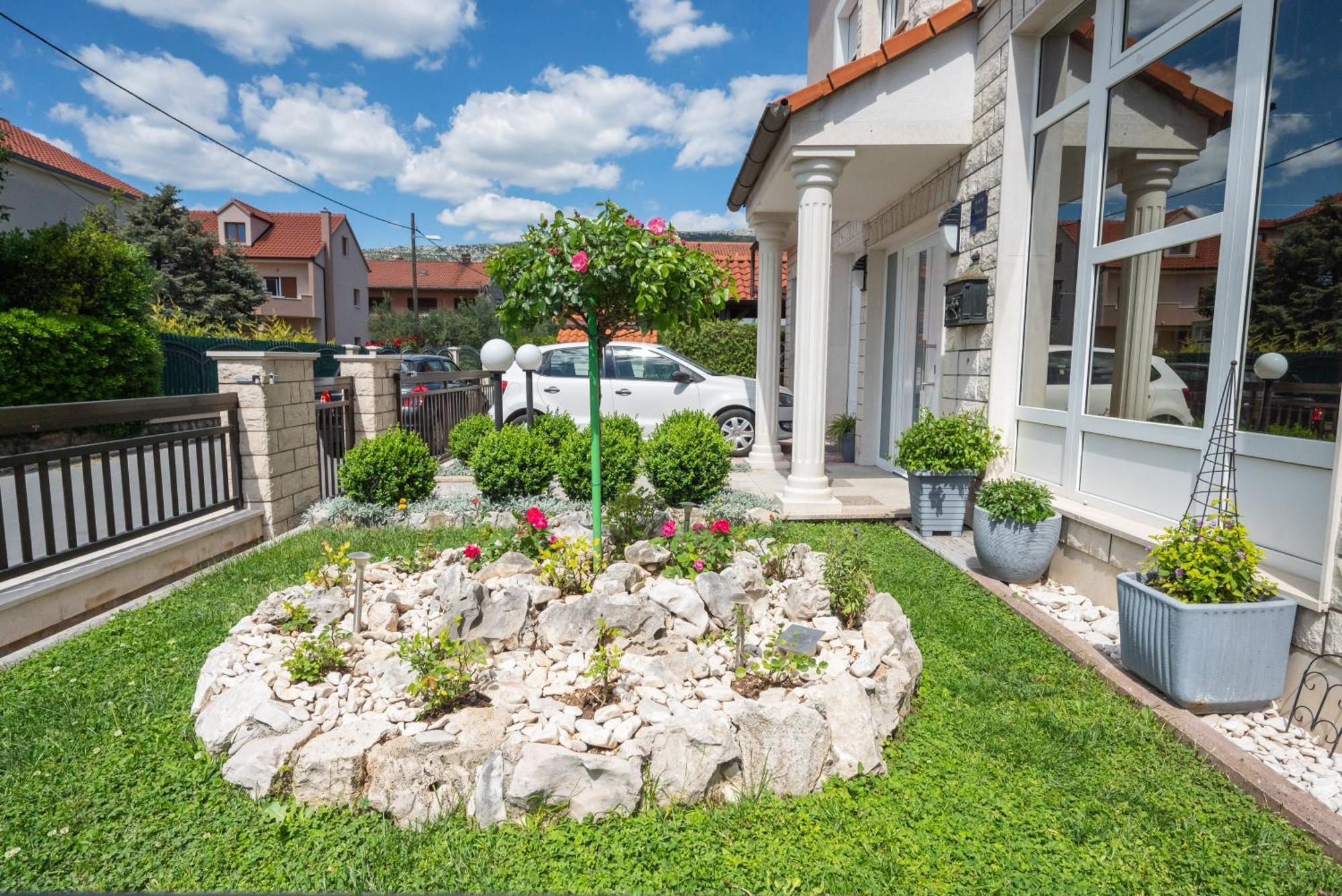 Apartments Lovric With Sea View Kaštela Exteriér fotografie