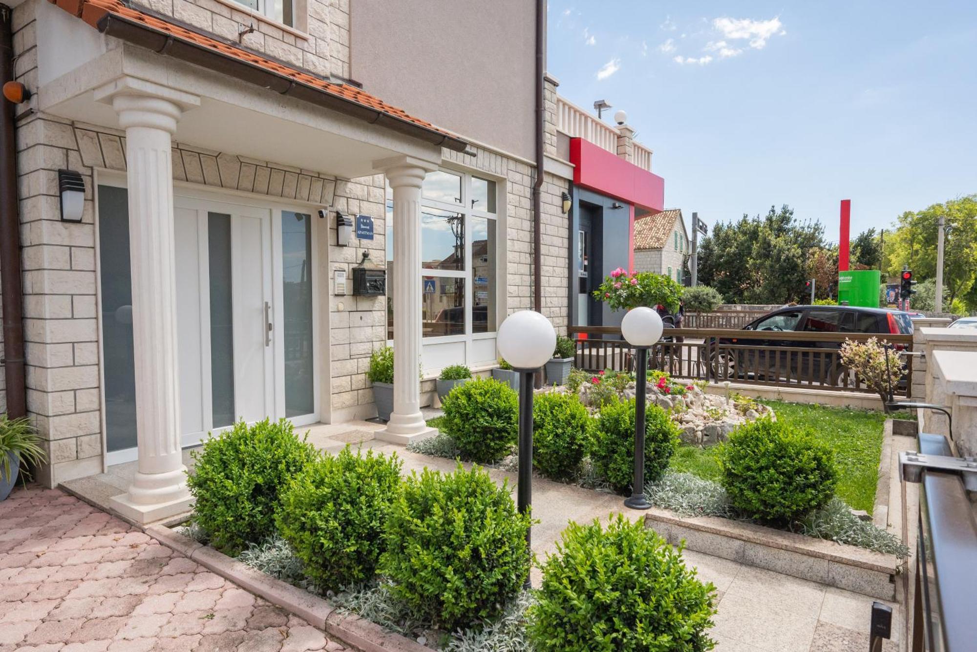 Apartments Lovric With Sea View Kaštela Exteriér fotografie